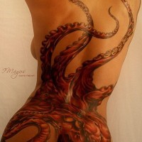 Tatuaje en la espalda para mujeres de un impresionante  pulpo rojo.