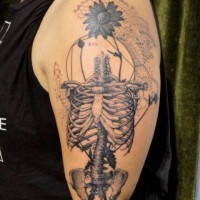 Toller wissenschaftlicher Stil schwarzes menschliches Knochen Tattoo an der Schulter mit ornamentalen Blumen und Zahlen
