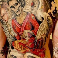 Tatuaje en la espalda, geisha esqueleto en quimono y con máscara en la mano