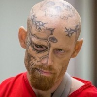 Erschütterndes Tattoo von Totenkopf auf dem Gesicht