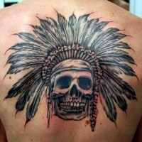 Schöner Schädel im indianischen Kopfschmuck Tattoo am Rücken