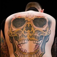 Tatuaje en la espalda, cráneo con la boca abierta