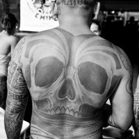Tatuaje de cráneo borroso en la espalda