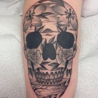 eccezionale teschio con fiori tatuaggio sulla spalla