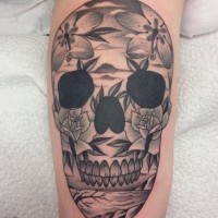 Tatuaje de сráneo pintado de flores