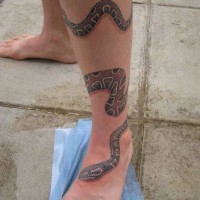 Tolle Schlange schlängelt sich um Bein Tattoo