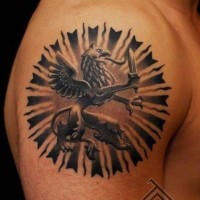 Tatuaje en el brazo,
escudo con griffin con la espada