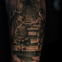 Tatuaje en el antebrazo, niños dulces en el puente peligroso