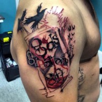 Tatuaje en el brazo, reloj de arena con sangre y cuervos