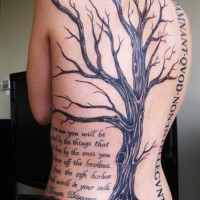 Tatuaje en la espalda, árbol impresionante y texto