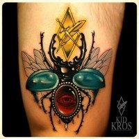 Tatuaje  de escarabajo de turquesa con pluma de oro