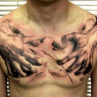 Erschütterndes Tattoo von Florian Karg von zwei Handen auf der Brust