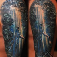 impressionante paesaggio subacqueo tatuaggio su braccio