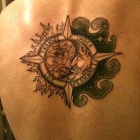 Tatuaje en la espalda,
luna y sol, signos de noche y día