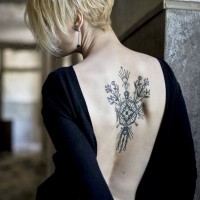 Tatuaje en la espalda, сomposición floral preciosa, tinta negra
