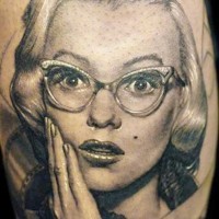 Fantastisches sehr detailliertes 3D Porträt der Marilyn Monroe Tattoo