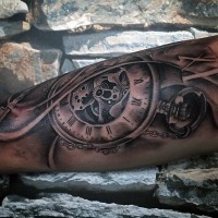 Tolle sehr detaillierte schwarze  mechanische Uhr Tattoo am Arm