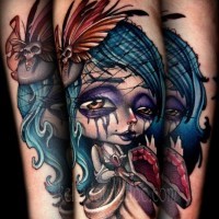 Tatuaje en color la bruja chiquíta con el ataúd en las manos en el antebrazo