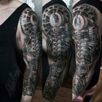 Wunderschönes sehr detailliertes farbiges futuristisches mechanisches Tattoo am Unterarm