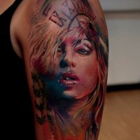 Fantastisches sehr detailliertes farbiges Schulter Tattoo Porträt der blutigen Frau