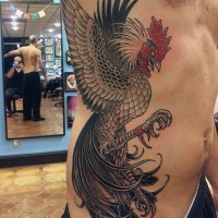 Tatuaje en el costado, gallo estupendo detallado
