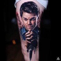 Fantastisches sehr detailliertes buntes Porträt mit bösem Dexter Tattoo am Oberschenkel
