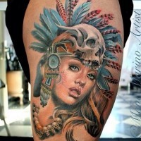 Tatuaje en el muslo,  mujer atractiva en sombrero indio con cráneo