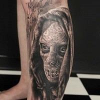 Fantastische sehr realistisch ansehende Person in der Maske mit Schriftzug Tattoo am Bein