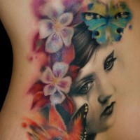 Tatuaje en el costado, mujer sencilla con flores y mariposas