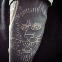 Tatuaje en el brazo, león de contorno blanco en el fondo negro