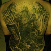 Tatuaje en la espalda, ángel guerrero entre cráneos