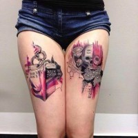 Tatuaje en las piernas, ancla y cráneo estilizados, colores púrpura y gris