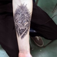 Tatuaje en el antebrazo,
lobo detrás del árbol