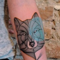 Tatuaje exclusivo  de lobo  en el antebrazo