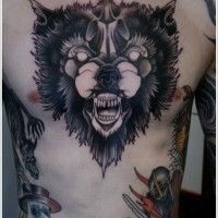 spaventosa testa di lupo tatuaggio sul petto