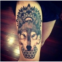Tatuaje en el muslo, rostro de lobo realista con patrón floral