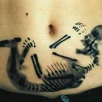 Tolles Röntgen Foto schwarze Tinte Tattoo am Taille