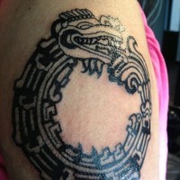 Tatuaje en el brazo, dragón azteca fascinante, tinta negra