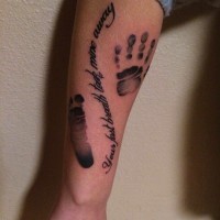 Tatuaje en el antebrazo, huellas de pie y de mano y inscripción