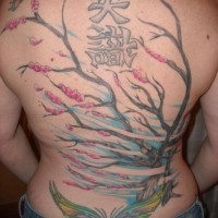 albero sulla schiena con simboli cinesi tatuaggio