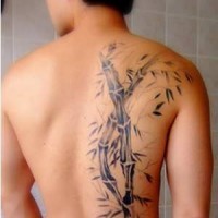 Tatuaje en la espalda de un árbol bambú.