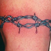 Tatuaje  de alambre de espina con gotas de sangre