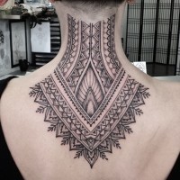 Barock Stil schwarzes und weißes Tattoo am oberen Rücken und Hals von verschiedenen Ornamenten