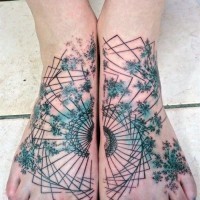Tatuaje en los pies, abstracción de color verde y con contornos negros