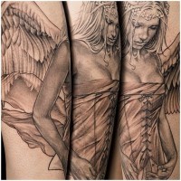 Tatuaje  de mujer divina con alas en corsé