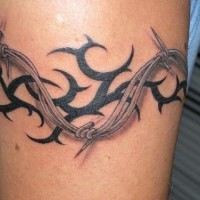 Tatuaje de alambre de espina  realista tribal