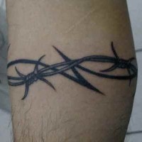 Tatuaje en la pierna, alambre de púas tribal