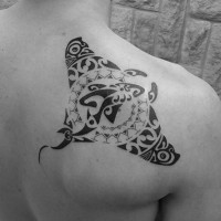 Schönes großes schwarzes Tattoo am oberen Rücken von Tribal Gemälde mit Rochen