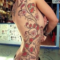 bellissimo grande vite con fiori tatuaggio sulle costolette