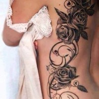 Wunderbares schwarzes und graues Tattoo mit Rosen am Rücken für Mädchen